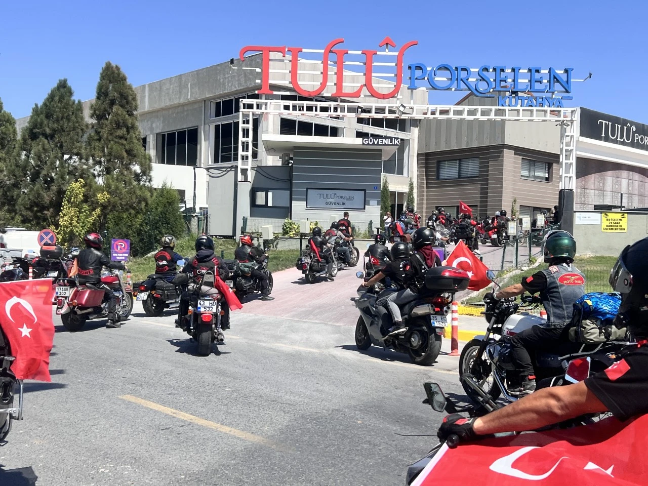 Türk Chopper’dan Anlamlı Ziyaret: Dumlupınar Zafer Kampı’nın Ardından Tulu Porselen’e Konuk Oldular