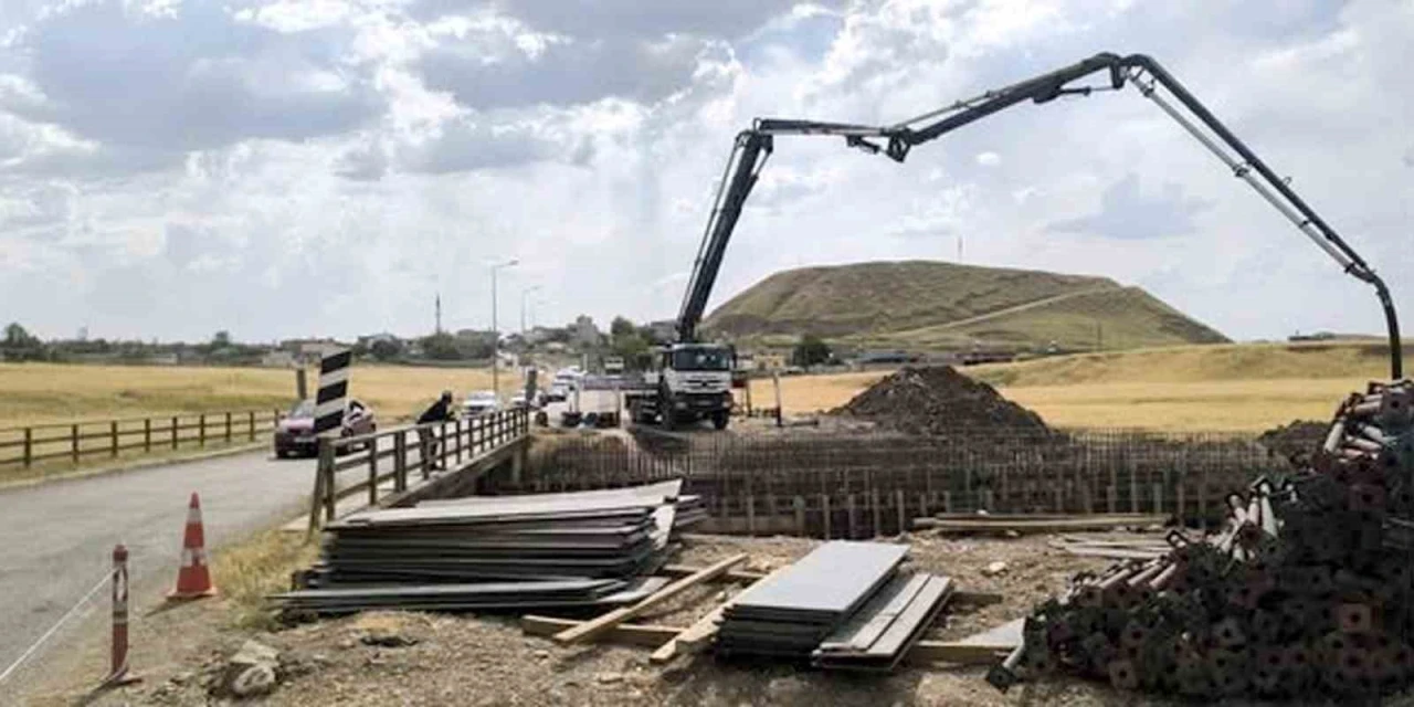Araban&rsquo;da kırsal mahalleleri il&ccedil;eye bağlayan k&ouml;pr&uuml;y&uuml; yenileme &ccedil;alışmaları s&uuml;r&uuml;yor
