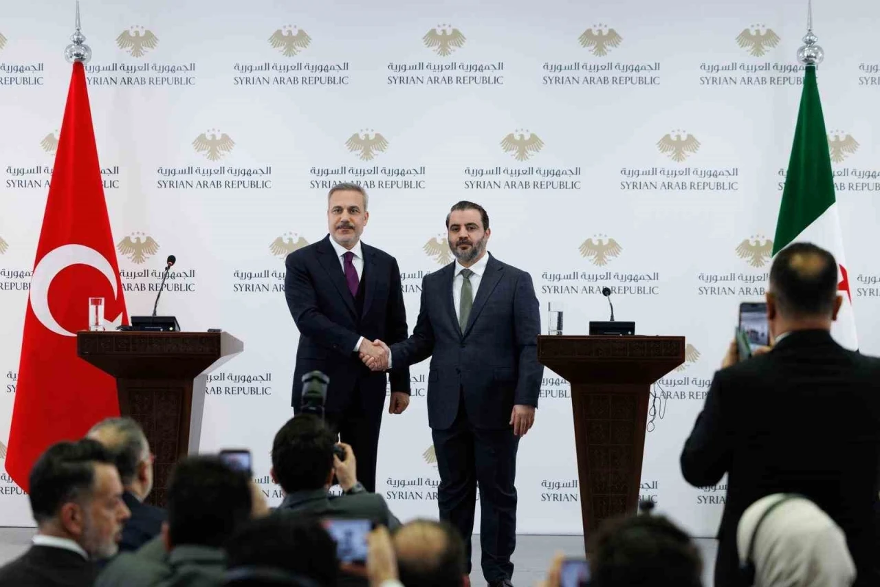 Dışişleri Bakanı Fidan SDG&rsquo;nin Suriye ordusuna entegrasyonu s&uuml;recinde İsrail engeline işaret etti
