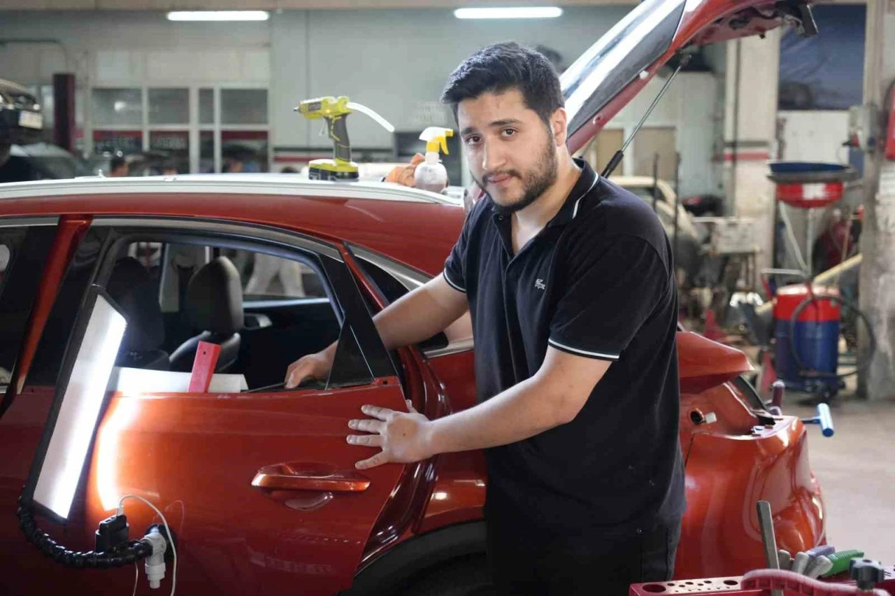 Dolu yağışında hasar g&ouml;ren ara&ccedil;lar sanayide onarılıyor
