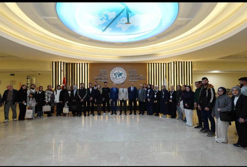 Gaziantep Valisi Kemal Çeber, Gaziantep İslam Bilim ve Teknoloji Üniversitesi’nde düzenlenen “GİBTÜ Gençlik Buluşmaları” programına katılarak öğrencilerle buluştu.