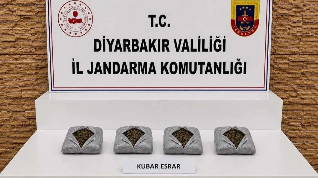 Jandarmadan narkotik darbesi: Kilolarca toz esrar ve binlerce hap ele ge&ccedil;irildi!