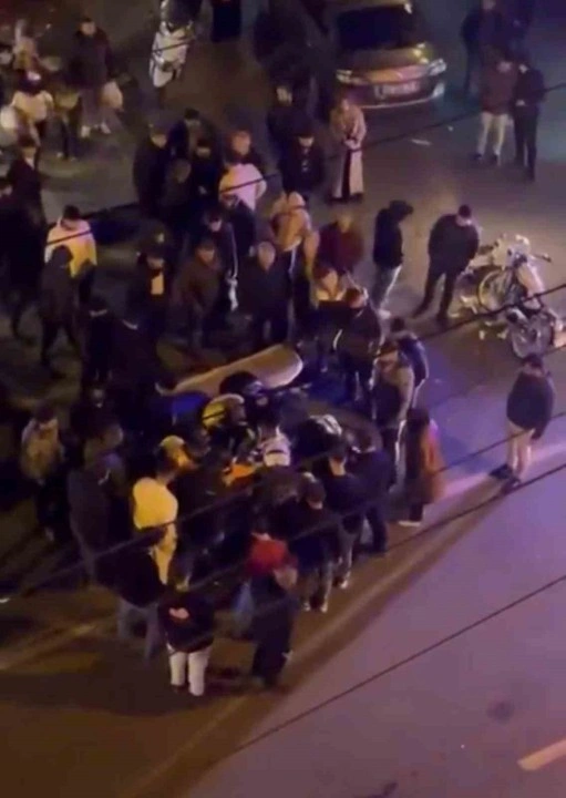 Kaza yapan motosiklet s&uuml;r&uuml;c&uuml;s&uuml;n&uuml;n acılar i&ccedil;inde bağırması kameraya yansıdı