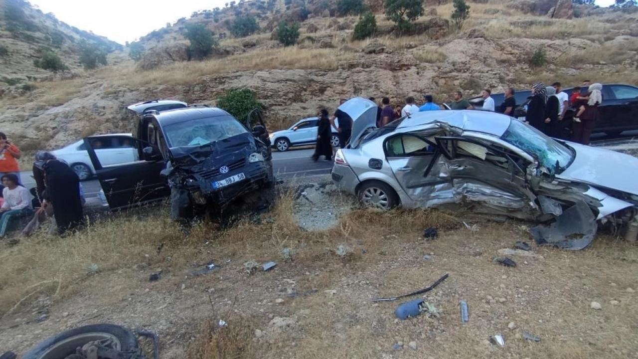 Mardin&rsquo;de iki otomobil &ccedil;arpıştı: 9 yaralı
