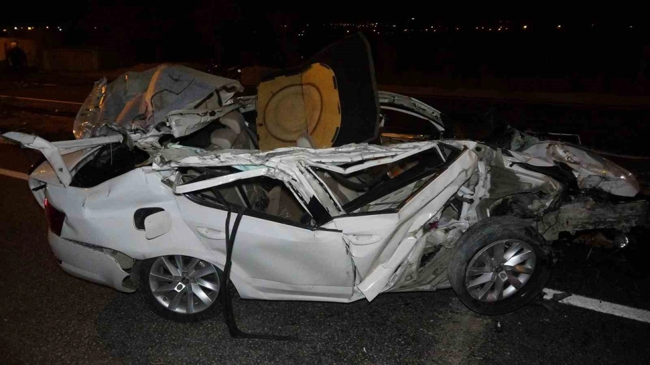 Park halindeki tıra &ccedil;arpan otomobil hurdaya d&ouml;nd&uuml;: 2 yaralı