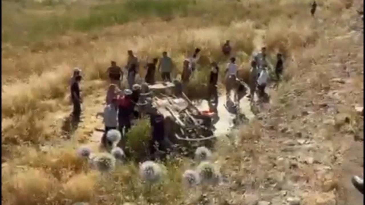 Şanlıurfa&rsquo;da otomobil şarampole yuvarlandı: &Ouml;l&uuml; ve yaralılar var