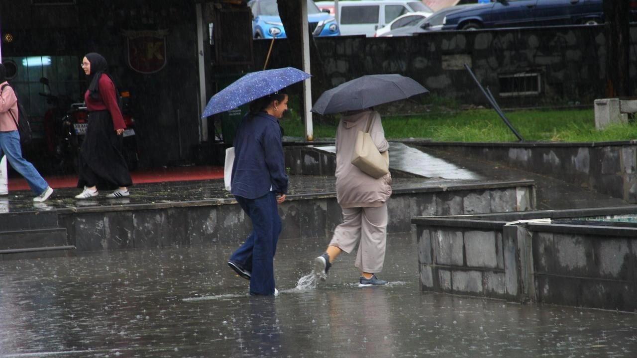 Sel ve heyelan riski kapıda! Kuvvetli yağış geliyor: Meteoroloji 18 ili &ouml;zellikle uyardı