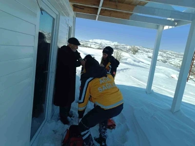 1 kilometrelik yolu y&uuml;r&uuml;yerek hastaya ulaştılar
