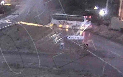 1 kişinin &ouml;ld&uuml;ğ&uuml;, 40 kişinin yaralandığı otob&uuml;s kazası kamerada
