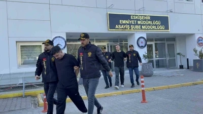 1 kişinin &ouml;ld&uuml;ğ&uuml; ve 1 kişinin de yaralandığı olayla ilgili yakalanan 3 ş&uuml;pheli adliyeye sevk edildi
