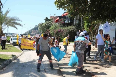 1 Mayıs kutlamalarında y&uuml;r&uuml;yen iş&ccedil;ilerle &ccedil;alışan iş&ccedil;iler aynı karede

