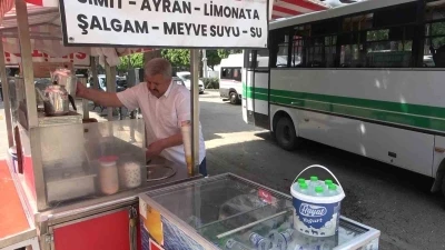 1 Mayıs&rsquo;ta &ccedil;alışan seyyar satıcı: "İş&ccedil;i bayramında en &ccedil;ok iş&ccedil;iler &ccedil;alışıyor"

