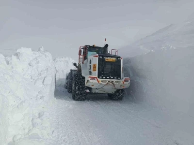 1 metreyi aşan karda yol a&ccedil;ma m&uuml;cadelesi
