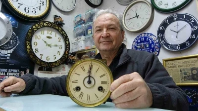 10 metrekare d&uuml;kkanda 40 yıldır zamana &lsquo;ince ayar&rsquo; veriyor
