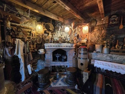 10 parça ile başladı, şimdi yüzlercesini evinde sergiliyor
