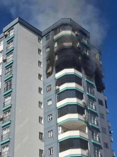 10&rsquo;uncu katta yangın: Polis, havaya ateş a&ccedil;arak vatandaşları uzaklaştırdı

