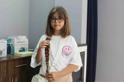 10 yaşındaki Erva, kanser hastaları i&ccedil;in sa&ccedil;larını bağışladı
