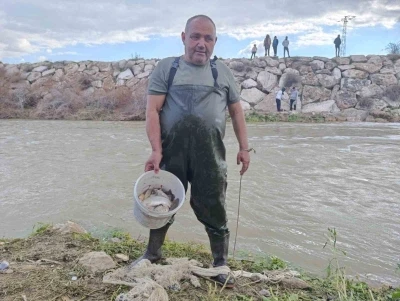 10 yıllık kuraklığın hakim olduğu &ccedil;ayda balık avladılar
