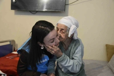 101 yaşındaki hastaya evde &ouml;zel bakım
