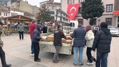 12 bin k&ouml;y yumurtasını meydanda &uuml;cretsiz dağıttı
