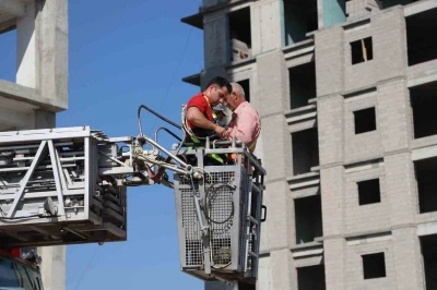 13. katta iskelede mahsur kalan işçileri itfaiye kurtardı
