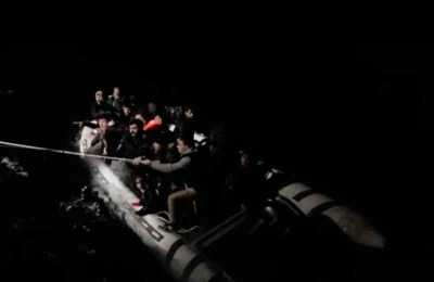 13’ü çocuk 29 düzensiz göçmen kurtarıldı, 2 göçmen kaçakçısı yakalandı
