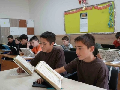 13 yaşındaki ikiz kardeşler birlikte Kur&rsquo;an-ı Kerim&rsquo;i ezberleyerek hafız oldu
