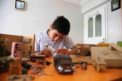 14 yaşında atık malzemeleri minyat&uuml;r sanatına d&ouml;n&uuml;şt&uuml;r&uuml;yor
