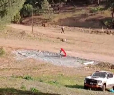 14 yaşındaki Yusuf, yere d&uuml;şen bayrağı almak i&ccedil;in piste koştu
