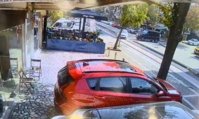 15 milyon liralık cipe çarpmamak için manevra yaptı, tatlıcı dükkanına böyle girdi
