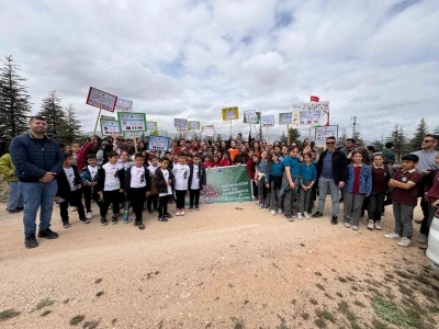 15 okuldan 230 &ouml;ğrenci 115 fidanı toprakla buluşturdu
