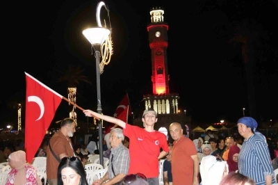 15 Temmuz Demokrasi ve Milli Birlik G&uuml;n&uuml;&rsquo;nde binlerce İzmirli tek y&uuml;rek oldu
