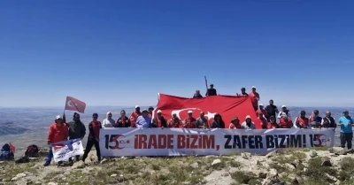 15 Temmuz i&ccedil;in zirveye tırmandılar
