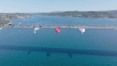 15 Temmuz Şehitler K&ouml;pr&uuml;s&uuml;&rsquo;ne asılan dev T&uuml;rk bayrağı havadan g&ouml;r&uuml;nt&uuml;lendi
