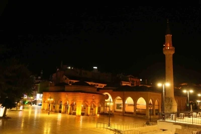 15 Temmuz şehitleri i&ccedil;in sela okundu: Gen&ccedil; kız g&ouml;zyaşlarını tutamadı

