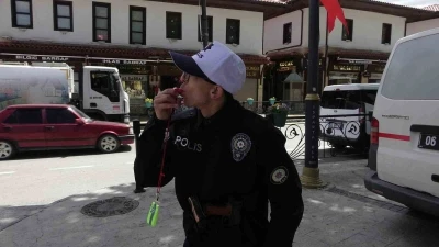 15 yıldır evinde polis &uuml;niformasıyla gezen Mert&rsquo;in polis olma hayali ger&ccedil;ek oldu
