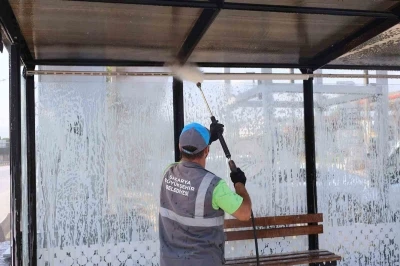 16 il&ccedil;edeki duraklar basın&ccedil;lı su ile temizleniyor
