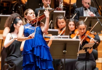 175 yıllık kemanla büyüleyen performans
