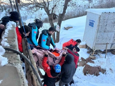 18 saatlik zorlu operasyonla mahsur kalan hasta kurtarıldı
