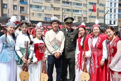 19 Mayıs festivalinde Kırgız ekibinin kıyafetleri ve m&uuml;zikleri hayran bıraktı

