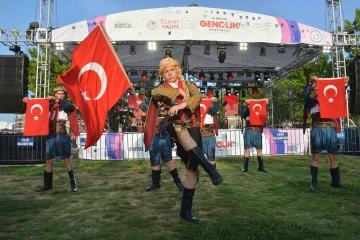 19 Mayıs Gen&ccedil;lik Festivali binlerce gencin katılımıyla başladı
