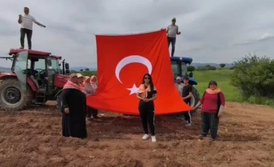 19 Mayıs&rsquo;ı kekik ektikleri tarlada kutladılar

