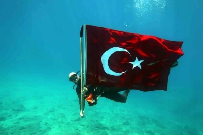19 Mayıs ruhu Fethiye&rsquo;de su altında yaşatıldı
