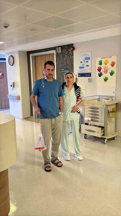 19 yıllık eşine karaciğerini verdi: "Eşimin &ccedil;ektiği ağrıları g&ouml;r&uuml;nce hi&ccedil; d&uuml;ş&uuml;nmeden karar verdim"
