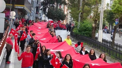 1919 metrelik Türk bayrağı eşliğinde ‘Cumhuriyet Yürüyüşü’
