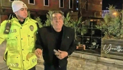 2.14 promil alkolle yakalandı: Gazeteciye el sallayıp y&uuml;z&uuml;ne t&uuml;k&uuml;rd&uuml;
