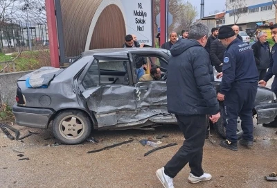 2 aracın karıştığı kazada 4&rsquo;&uuml; &ccedil;ocuk 9 kişi yaralandı
