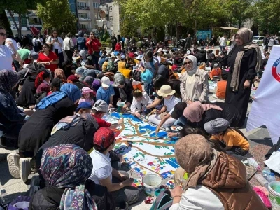 2 bin 200 &ouml;ğrenci sanat festivalinde 50 metrelik dev brandayı boyadı
