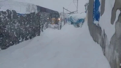 2 bin 300 rakımda zorlu karla m&uuml;cadele &ccedil;alışması
