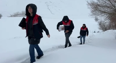 2 bin rakımda gıda seferberliği: Karlı yolları aşarak &ccedil;ocuklara bilgi taşıdılar

